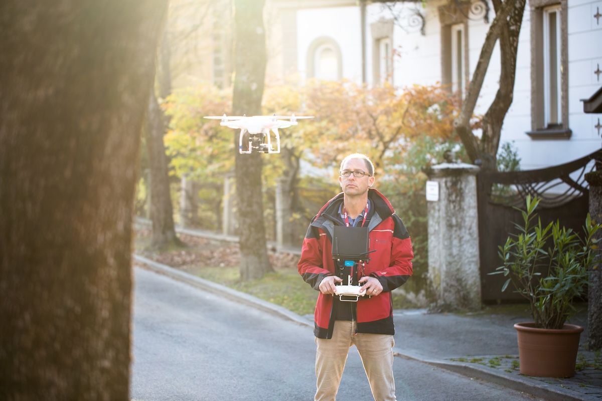 Lukas Rohracher beim Steuern einer Drohne