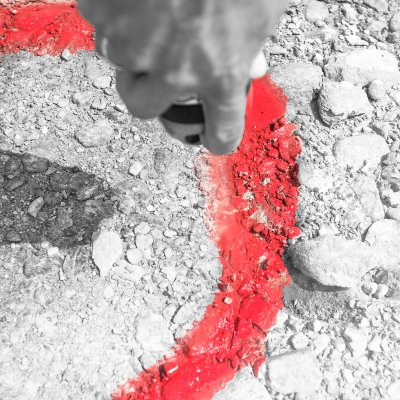 Roter Kreis wird mit Sprühdose auf einen Boden gesprüht