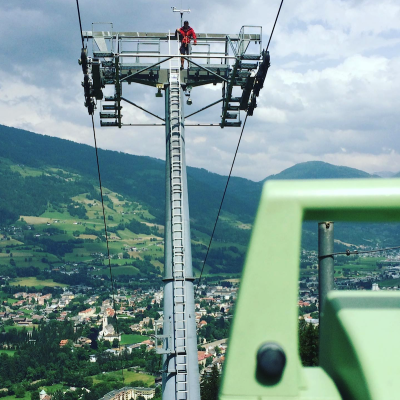 Vermessungsarbeit bei Liftstütze 