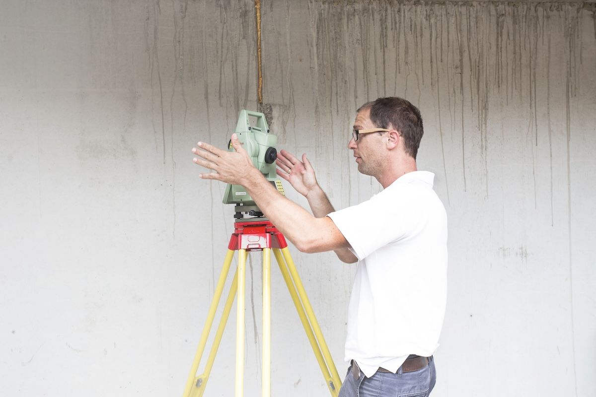 Lukas Rohracher mit Vermessungsgerät