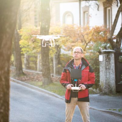 Dipl. Ing. Lukas Rohracher bei der drohnenunterstützten Luftbildvermessung