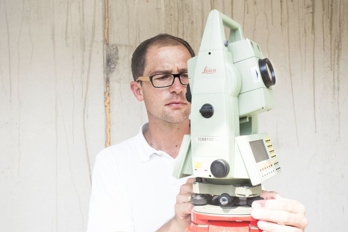 Lukas Rohracher mit Vermessungsgerät