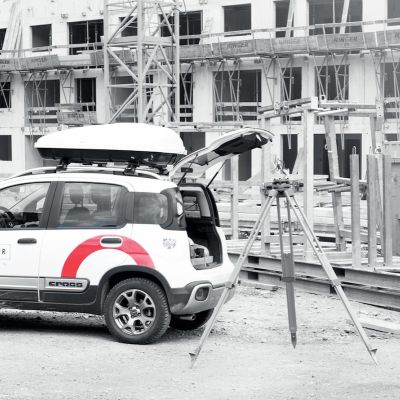Firmenauto von Rohracher Vermessung vor einer Baustelle
